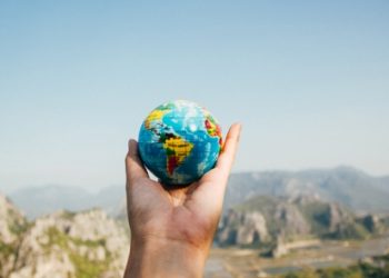 Bước ra thế giới không phải là để phủi đi những gì đã có