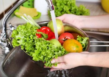 Cách xử trí ngộ độc thực phẩm khi đi du lịch mùa hè