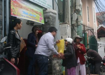 BAN BIÊN SOẠN: ẤN PHẨM DU LỊCH VIỆT NAM THỰC HIỆN PHÁT QUÀ TẶNG TẾT YÊU THƯƠNG